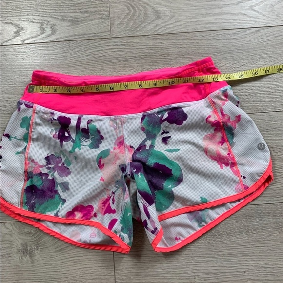 Lululemon Run: Ultra Short II Blurred Blossoms Fossil / Flash - Picture 11 of 16